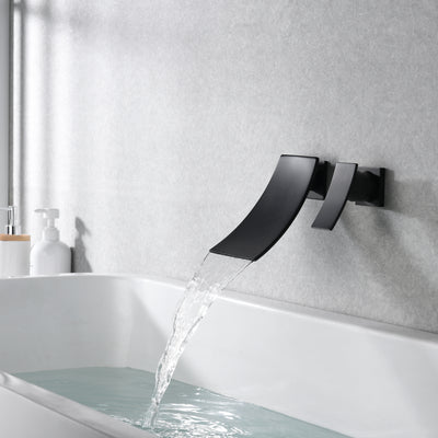 Matte zwarte wandmontage badkraan met messing inbouwventiel en watervaluitloop