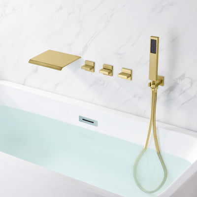 Wandgemonteerde badkuipkraan met sproeier en inbouwklep, geborstelde gouden afwerking